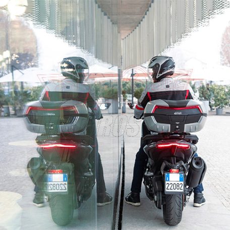 GIVI V58N MAXIA 5 – 58L Monokey® hátsó doboz - festett alumínium + fekete fedél /piros prizma