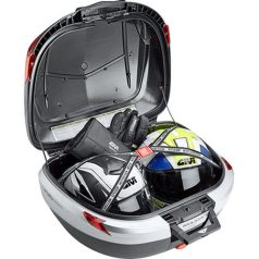 Két felnyitható sisak tárolására alkalmas hátsó dobozok